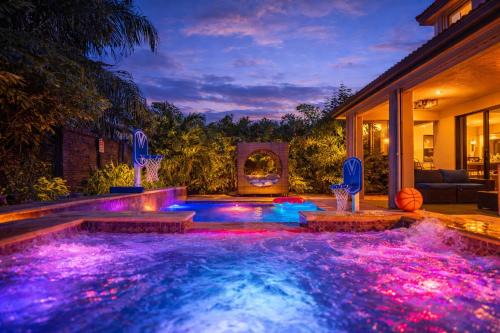 Glow Lakefront Villa, Heated Pool - Spa, 4K Cinema in Hammocks