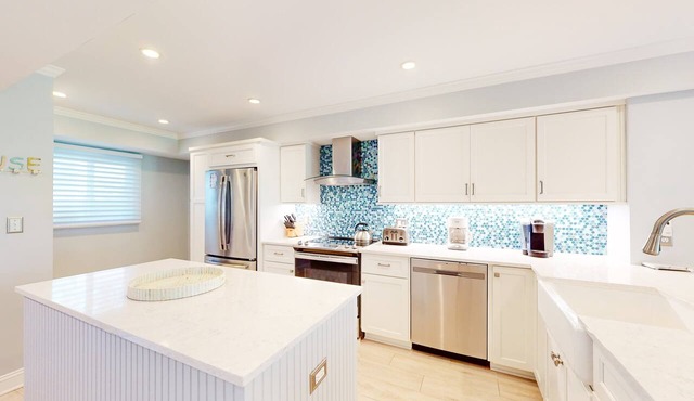 Golf-course view condo with central AC, free WiFi & shared pool - walk to beach