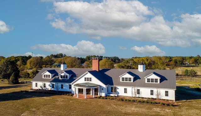 Golf & Hunting Retreat - Luxury Historic Barn Near Pinehurst