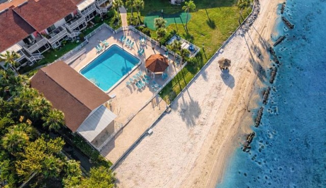 Gorgeous 1 BR top floor + Private Beach + pools + hot tub Washer Dryer + Balcony
