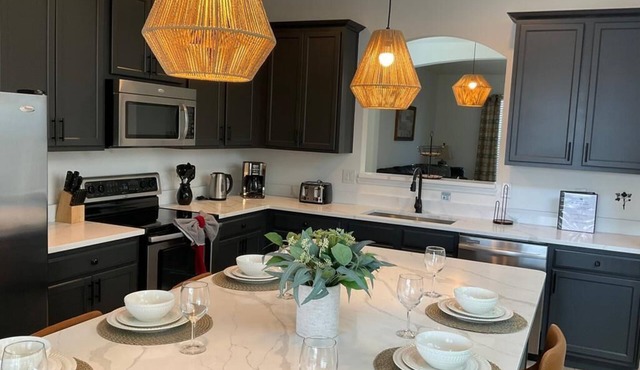 Gorgeous 6 bedroom Villa; South facing with lake views in prime location