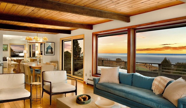 Gorgeous Hilltop Home Overlooking Lake Superior in Duluth