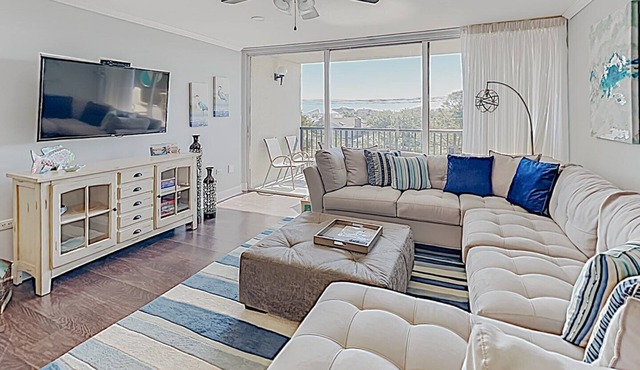 Gorgeous, Minutes to Beach, Updated Retreat 414