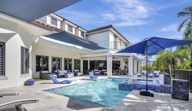 Gorgeous Naples Estate 3 miles from the beach-near Old Naples & 5th Ave