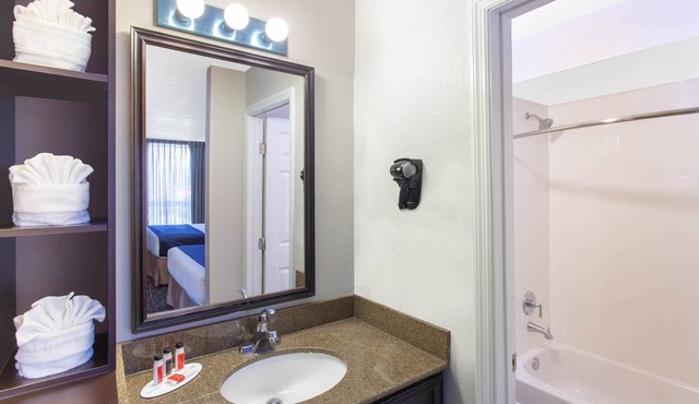 Grand Hotel Orlando at Universal Blvd - Shuttle to Theme Parks