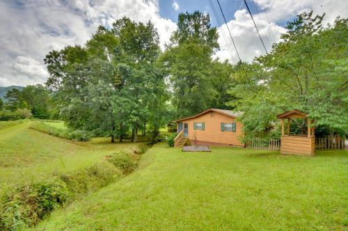 Grand Murphy Cabin w/Fire Pit & Game Room!