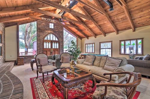 Grand Valrico Home w/Deck, Fire Pit & Yard!