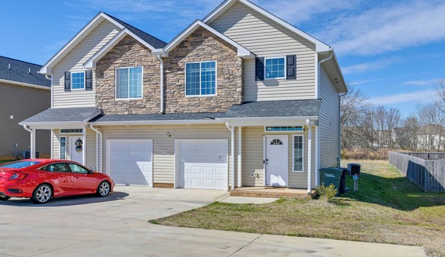 Great for Groups! 2 Centrally Located Concord Gems in Concord