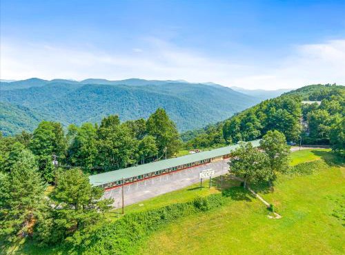 Green River Lodge in Saluda