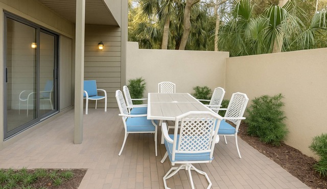 Guest Favorite! Mins to Beach & Coligny Plaza, Private Courtyard & Grill, Pool, HH Beach Club
