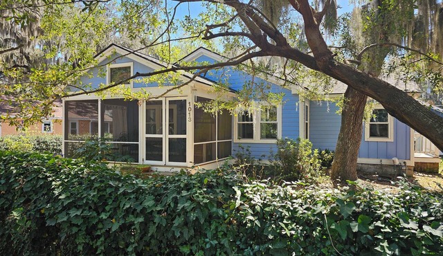 Happy Blue Bungalow, quiet neighborhood, huge porch, fenced yard, pet friendly