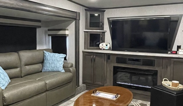 Happy Glamplng-Stocked RV sleeps 6 w/ golf cart