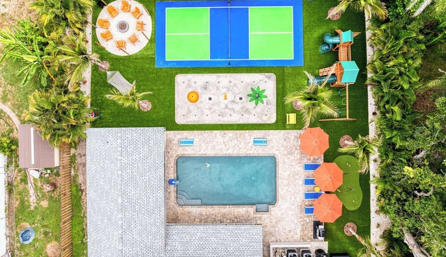 Heated Pool, Splash Pad & Pickleball — 18 Guests