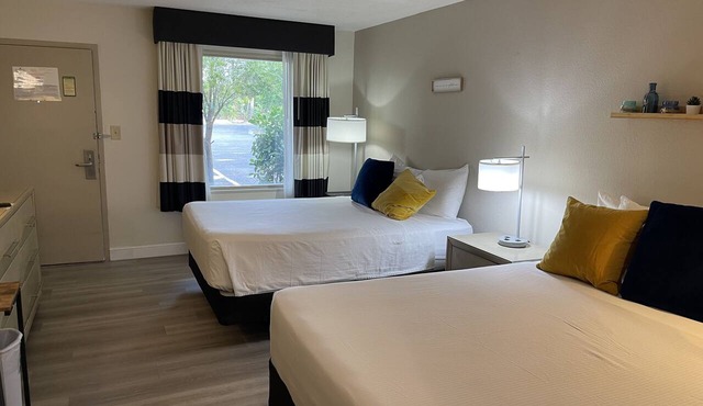Heated Pool, Strong WI-FI, TV, Tiki Bar & Grill, Boat and Kayak Rentals