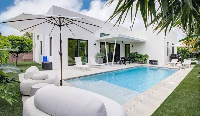 Heated Saltwater Pool, Full Gym, BBQ Grill, Yoga Area, 6 Mins to Beach