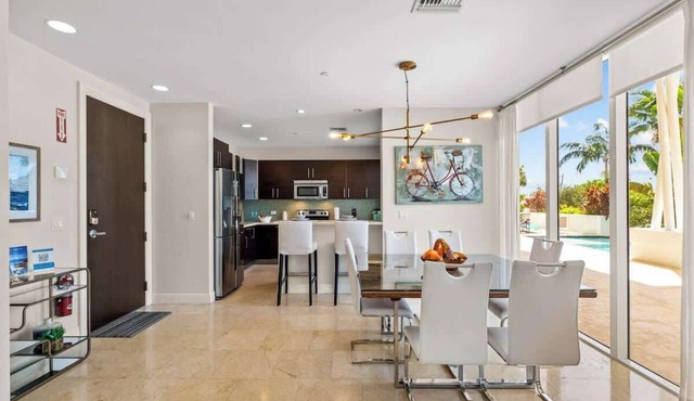 Hemingway 3 Bedroom Condo 2 Blocks from the Beach in Deerfield Beach