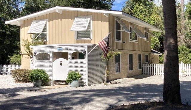 HHI COTTAGE 2 MIN WALK TO BEACH, 35' PRIVATE POOL, DOG FRIENDLY, ROOMY HOME