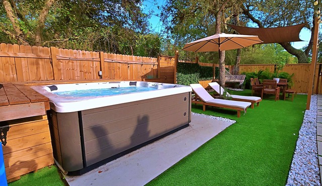 Hidden Gem - Hot Tub/ Fire Pit/ Hammock/ Grill Area