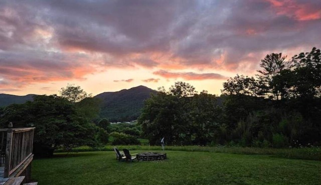 Hiker's Haven: Trail Days, Starry Firepit Nights