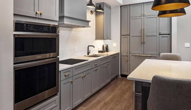 Historic Charleston Retreat: Full Kitchen + Balcony l Steps to Aquarium -0.3 mi