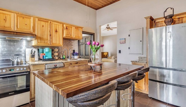 Historic Garden Flat w/Screened Porch and Court Yard, Walk to Forsyth & Squares
