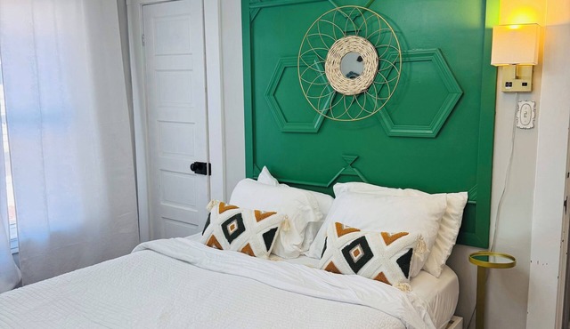 Historic*Unique*Downtown*Quiet*Bright*Cheerful*Getaway in St. Charles