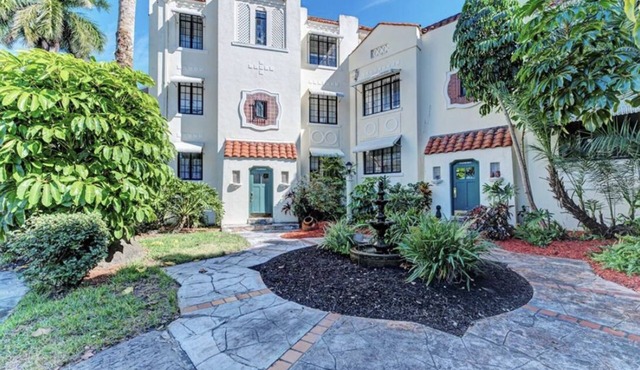 Historical Peaceful Former Hotel in Promenade Riverwalk Downtown Area