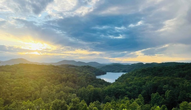 Hiwassee Lake Lodge - Private Mtn-Top Retreat - Lake Views - Sleeps 13