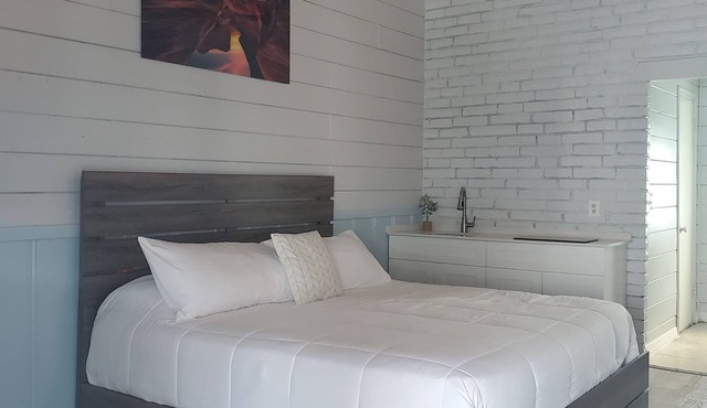 Hollywood Gardens Inn & Suites