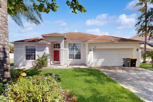 Home near Disney/golf with screened pool, spa, pool table, foosball, AC, and W/D