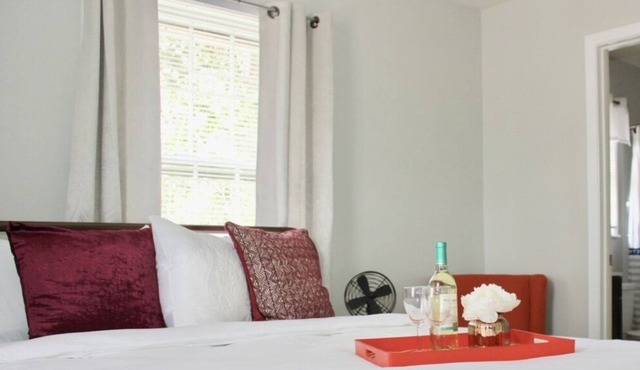 Home w/ full kitchen, smart TVs and office desk. Great for families!
