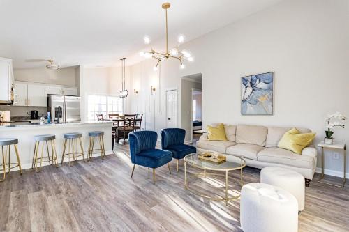 Home with master suite 15 from RTP & Dtown Durham in Durham