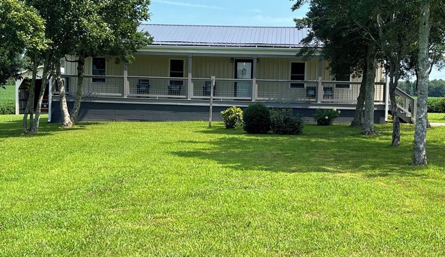 Honeysuckle Haven, newly remodeled 3 bedroom/2 bath farmhouse, Quiet/Relaxing.