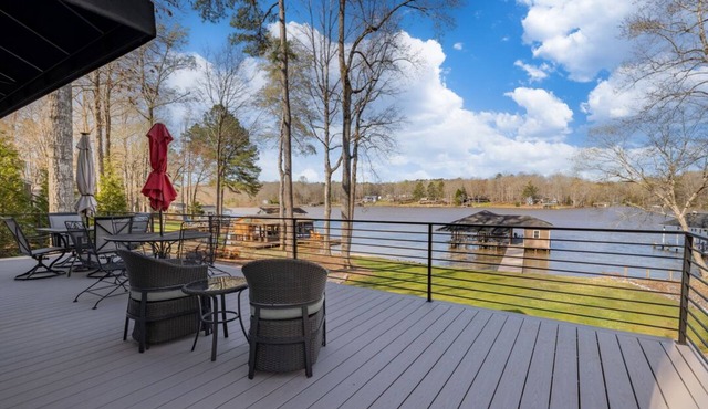 Hot Tub, Boat Dock, Large Deck, Firepit, Tiki bar, Pool!