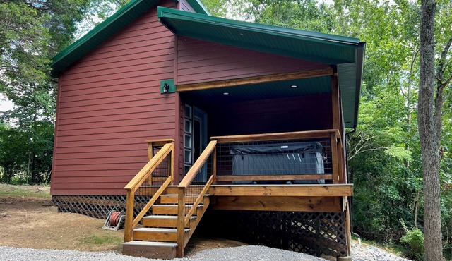 Hot Tub Cabin- In the Heart of Shawnee Wine Trail