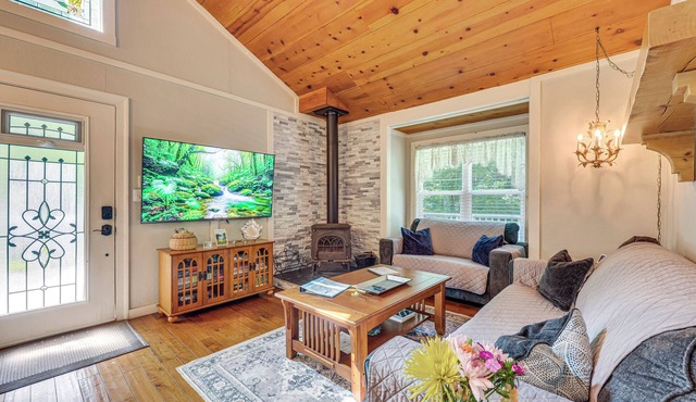 Hot Tub, Fire Pit: Family-Friendly Murphy Home