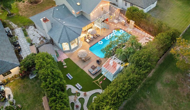 Hot Tub, Heated Pool Resort Home w/Mini Golf! Sleeps 20!