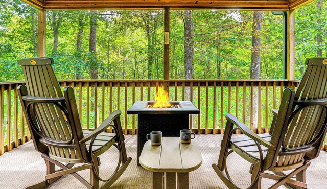 Hot Tub & Hikes: Dahlonega Cabin - 4 Mi to Town!