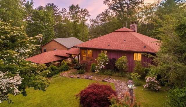 Hummingbird Haven - Spacious, Cozy Cabin Walking Distance to the Lake!