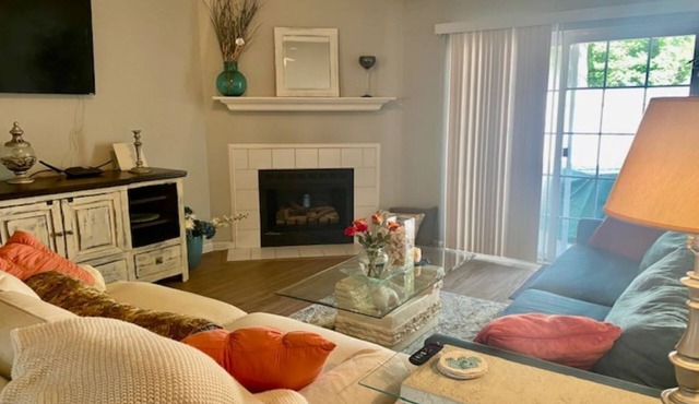 Hygge Charleston Townhome Near Folly Beach & Downtown w Paved Walking Trail!