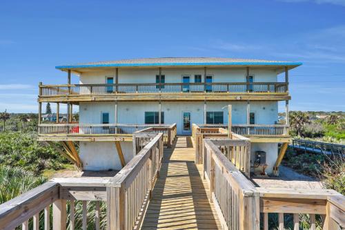 Immaculate, modern stay steps to beach with amazing ocean views in Flagler Beach