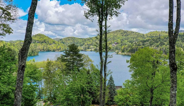 Incredible Lake Glenville Views: Cashiers Home