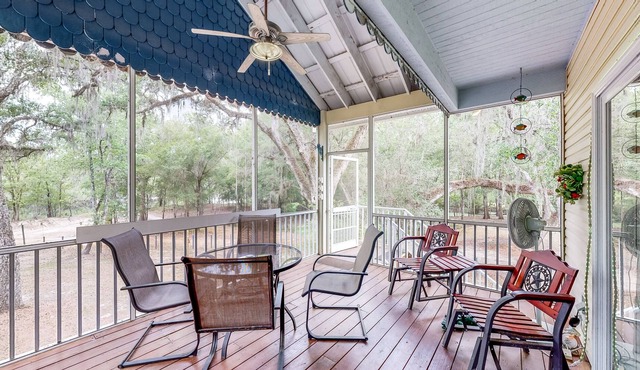 Inviting dog-friendly homes + bungalow, boat ramp in Bell