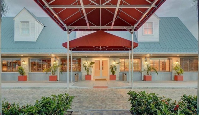 Just What Your Looking For! 2 Comfortable Units, Free Breakfast & Parking, Pool
