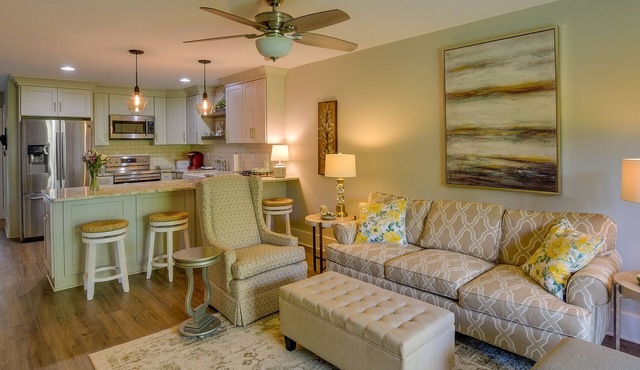 Keowee Key Condo Rental w/Golf Course View!