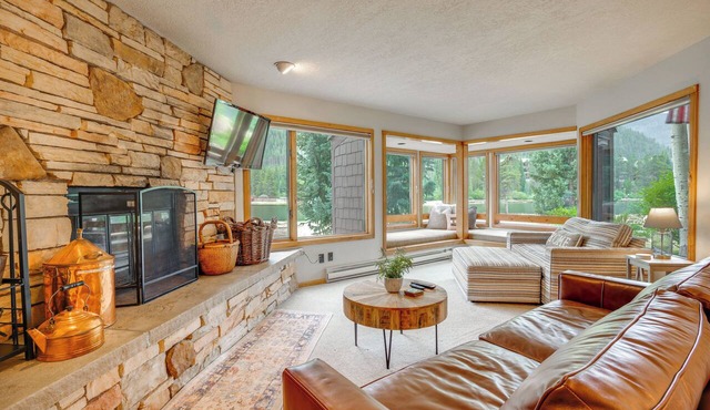 Keystone Lakefront Retreat! Pool & Hot Tub Access in Keystone