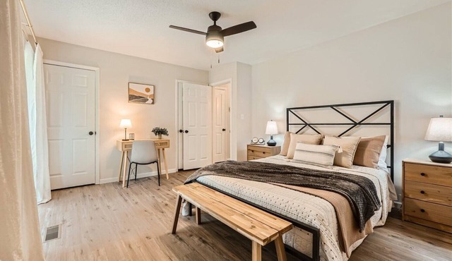 King Bed & Fire-pit in Central Charlotte
