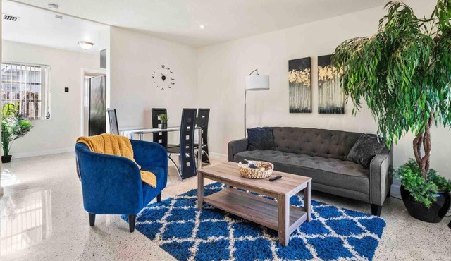 King Bed Home.Mins to Beach.Ideal for Long Stays