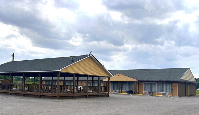 King Bed | Smoking |Marston MO