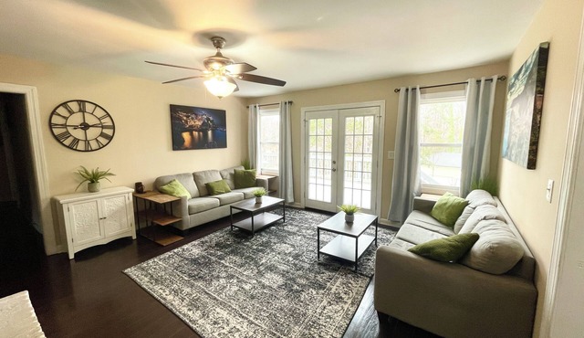 King beds, 2 Living Rooms Fast WIFI, 6th Convertible Bedroom Available